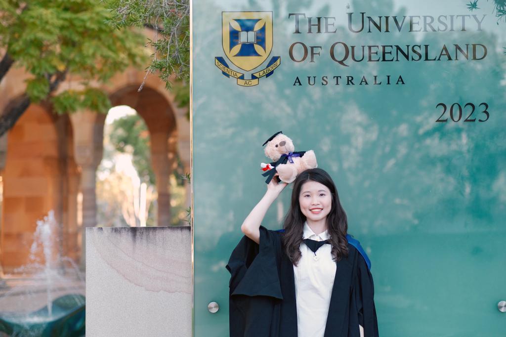 张可欣在昆士兰大学毕业2.jpg 伟德bv国际体育